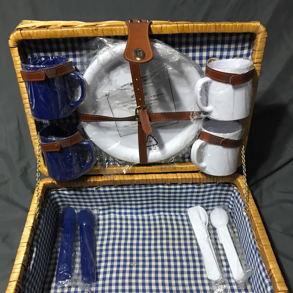 Picnic Basket for 4 People vintage style
